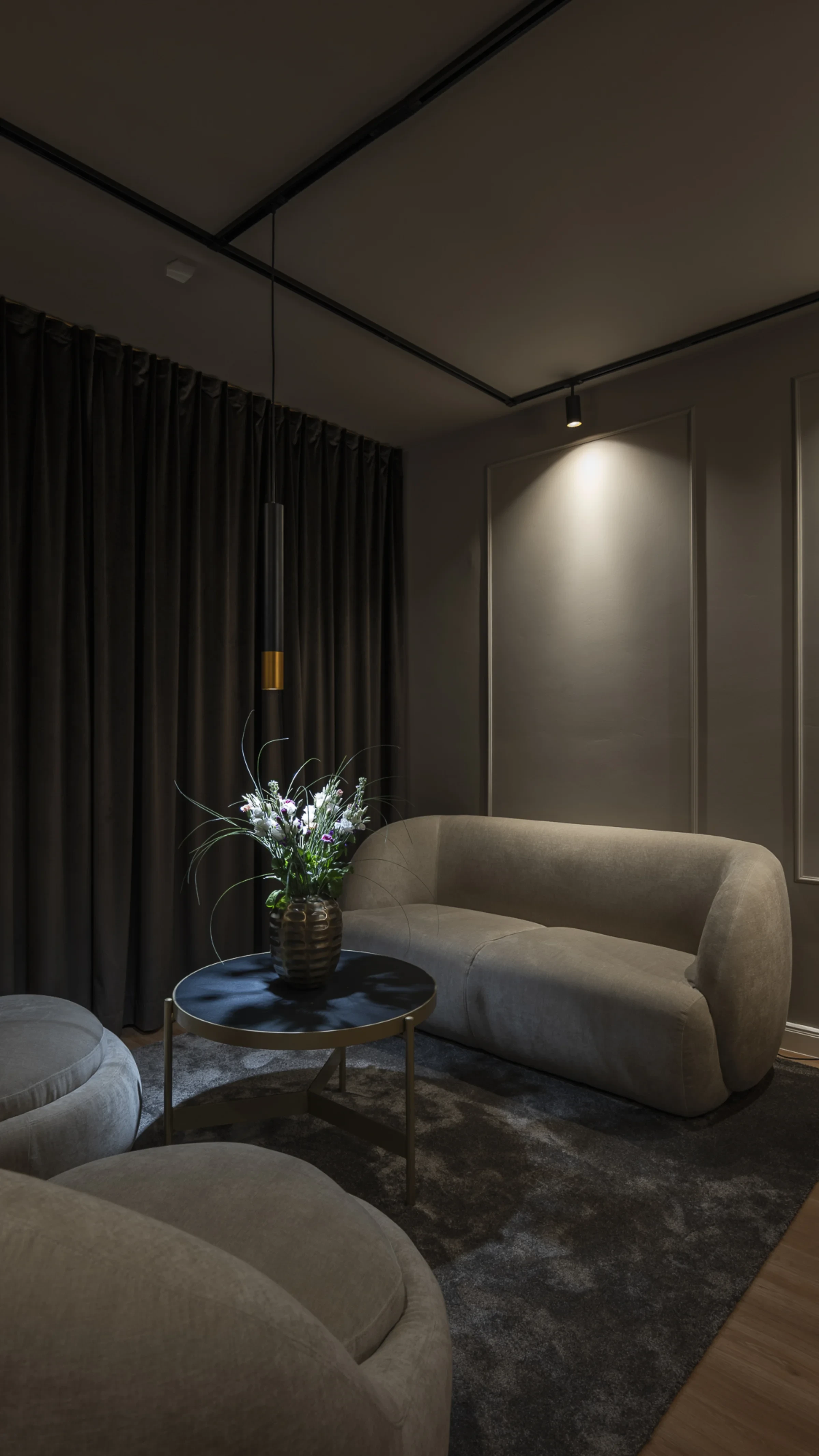 Business Suite Leipzig — Sitzbereich mit Sofa