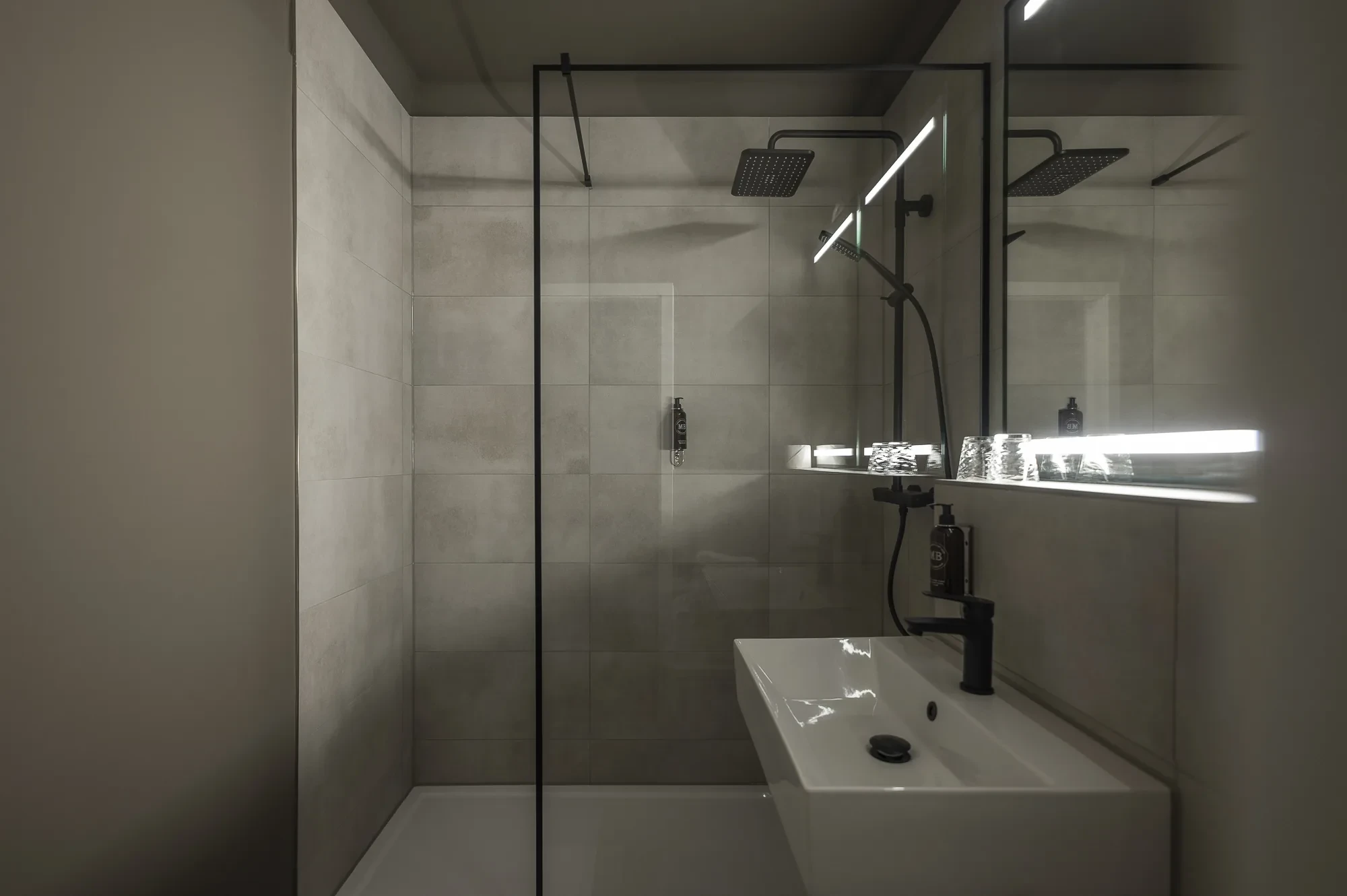 Deluxe Studio Leipzig — bathroom with walk-in shower