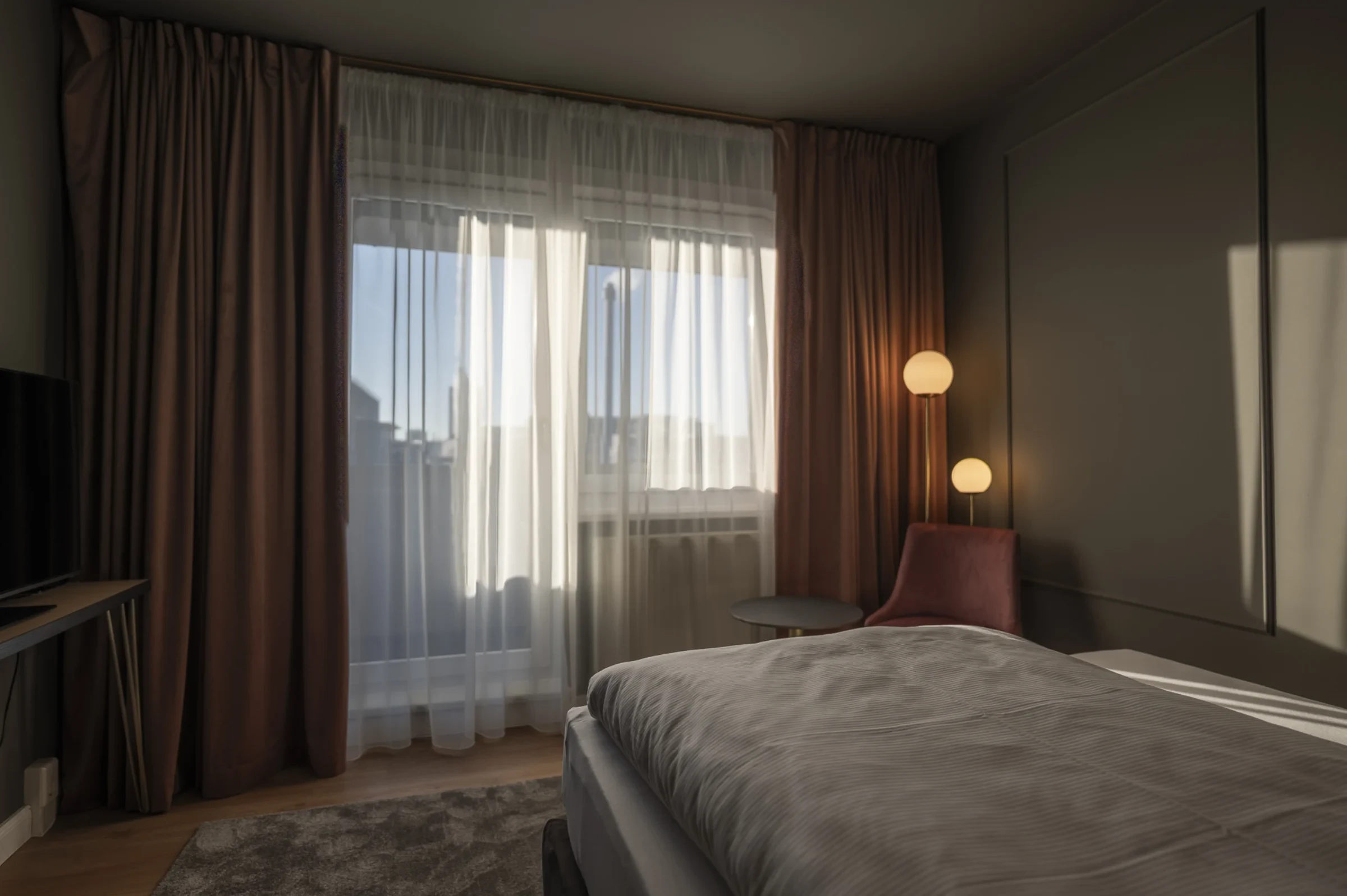 Deluxe Studio Leipzig — sleeping area at the window in daylight