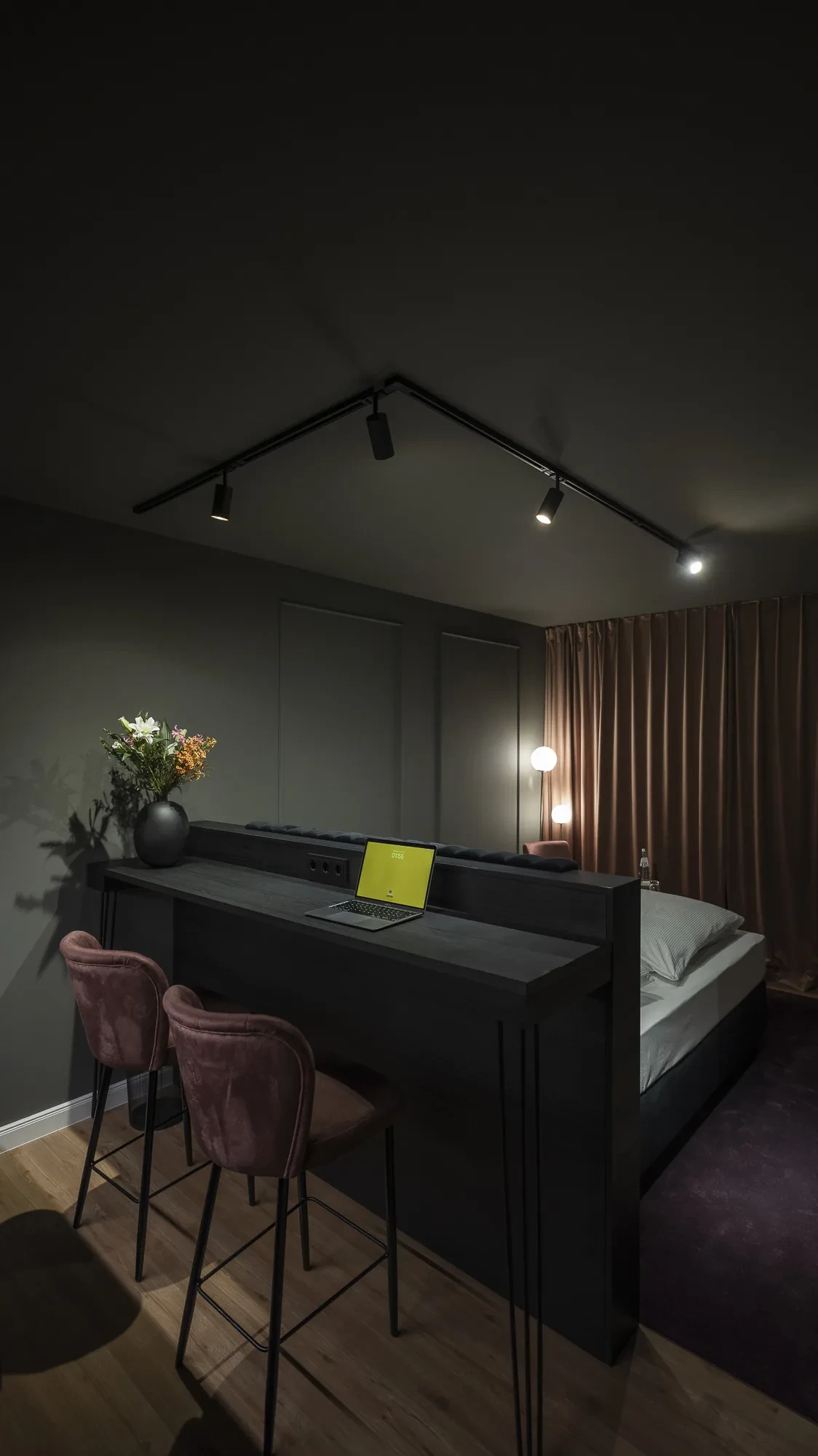 Deluxe Studio Leipzig — living area with desk