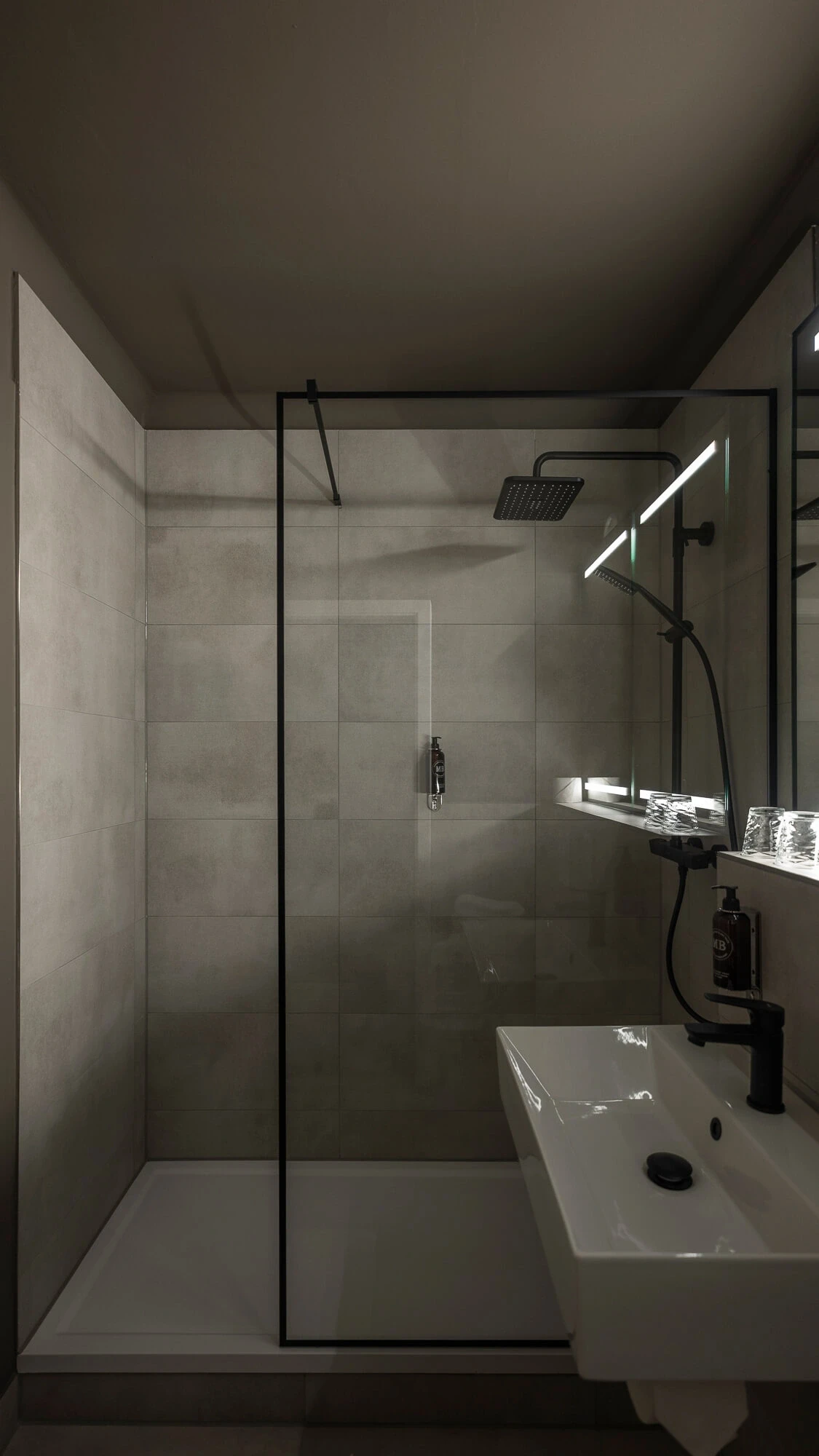 Suite without balcony Leipzig bathroom